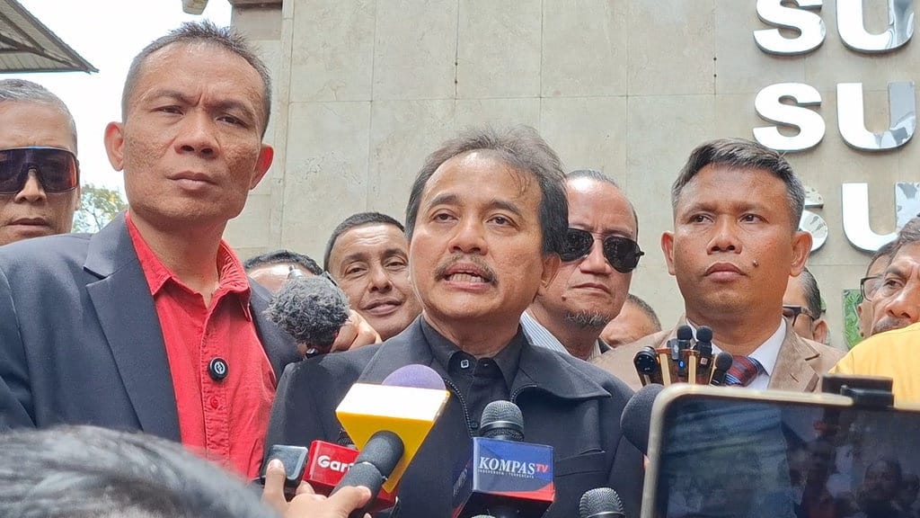 Roy Suryo Cs Tiba di PMJ Jalani Pemeriksaan sebagai Tersangka Roy Suryo Cs Tiba di PMJ Jalani Pemeriksaan sebagai Tersangka