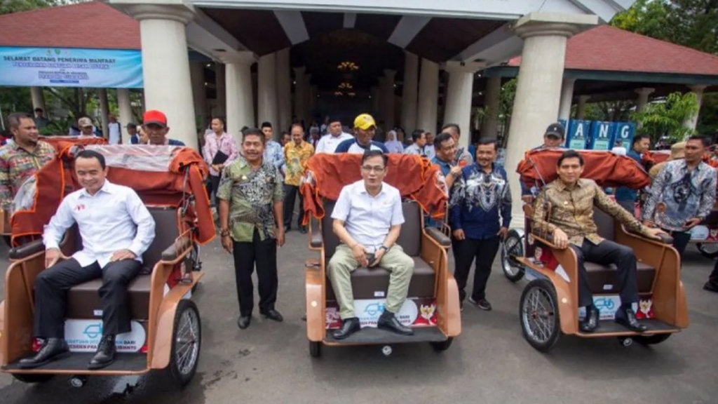 BP Taskin Beri Becak Listrik pada Pengemudi Lansia di Indramayu BP Taskin Beri Becak Listrik pada Pengemudi Lansia di Indramayu