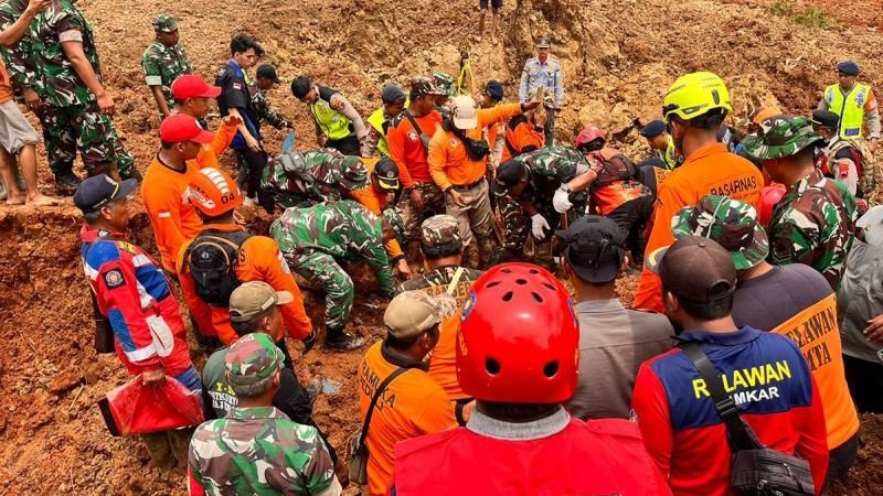Tim SAR Gabungan Temukan Satu Korban Bencana Longsor di Cilacap Tim SAR Gabungan Temukan Satu Korban Bencana Longsor di Cilacap