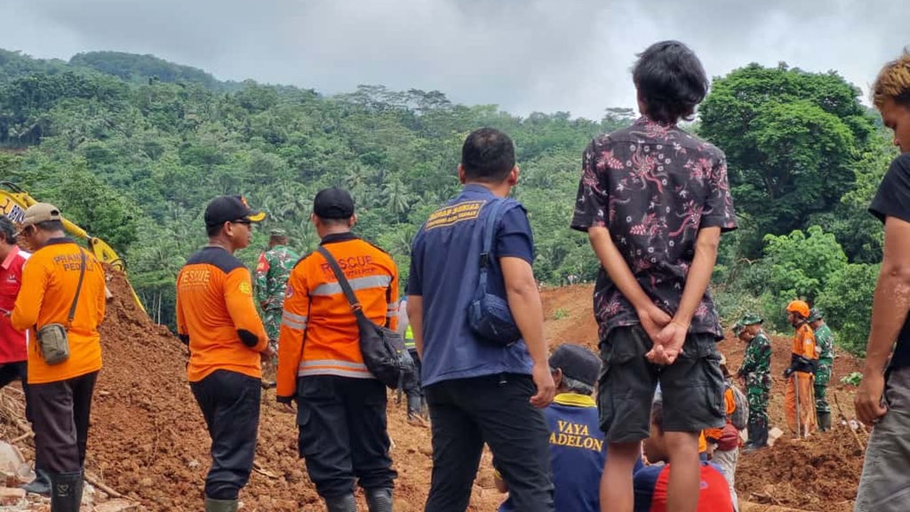 Kemensos Kirim Bantuan Logistik untuk Korban Longsor di Cilacap Kemensos Kirim Bantuan Logistik untuk Korban Longsor di Cilacap