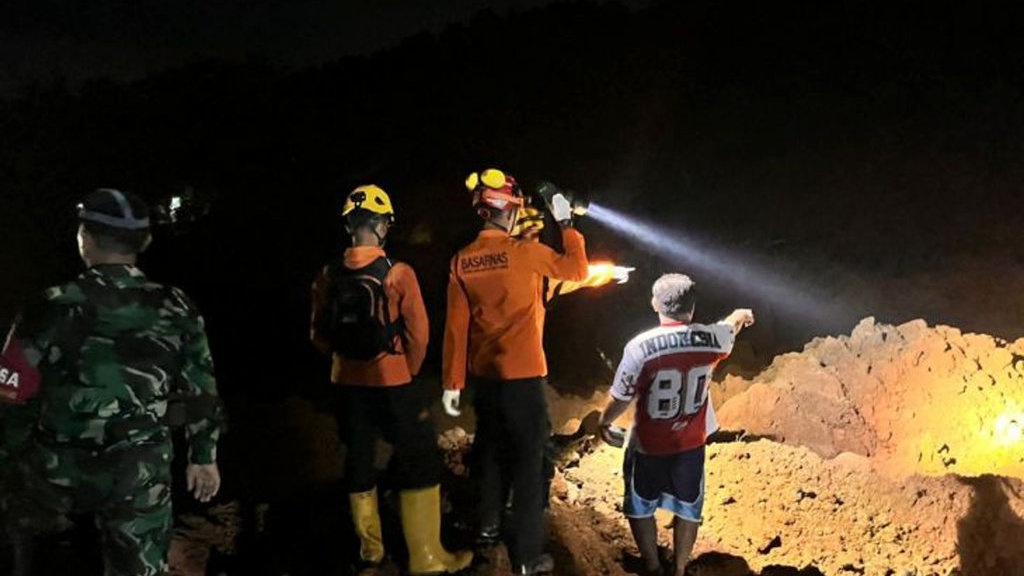 Tanah Longsor di Cibeunying Cilacap: 2 Tewas, 21 Masih Hilang Tanah Longsor di Cibeunying Cilacap: 2 Tewas, 21 Masih Hilang