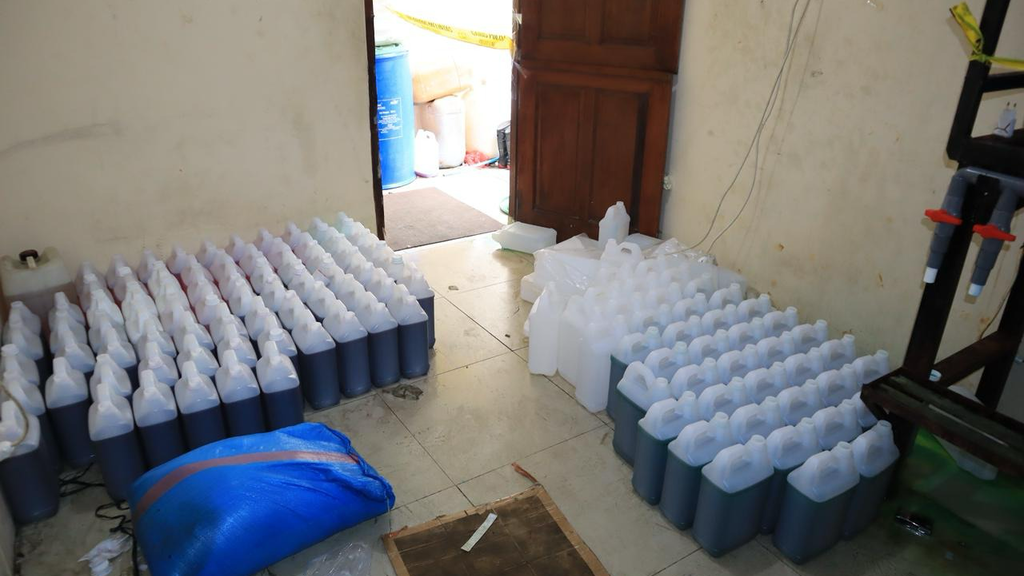 Polisi Bongkar Produksi Sabun Cair Palsu, Omzet Capai Rp1 Miliar Polisi Bongkar Produksi Sabun Cair Palsu, Omzet Capai Rp1 Miliar