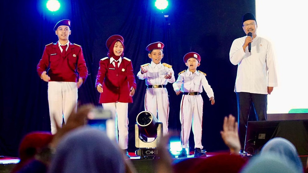 Sambutan Meriah Siswa Sekolah Rakyat untuk Mensos di Pasuruan Sambutan Meriah Siswa Sekolah Rakyat untuk Mensos di Pasuruan