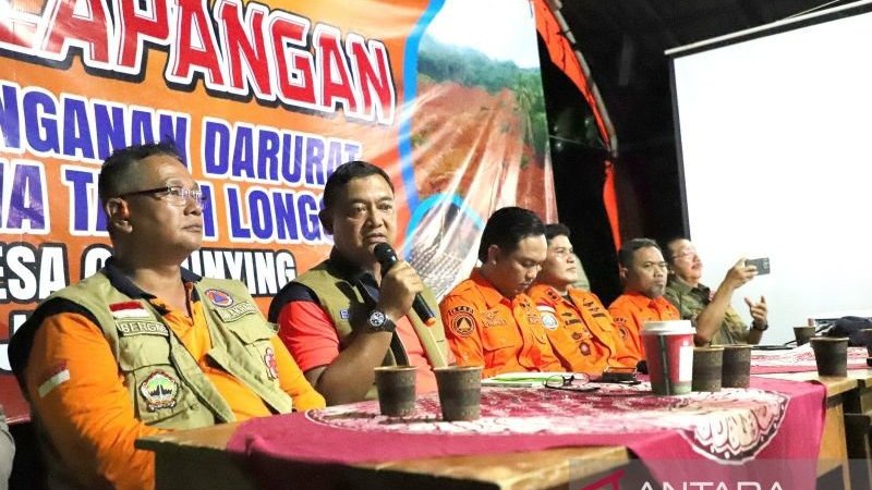 Presiden Minta BNPB Percepat Tangani Korban Longsor Cilacap Presiden Minta BNPB Percepat Tangani Korban Longsor Cilacap