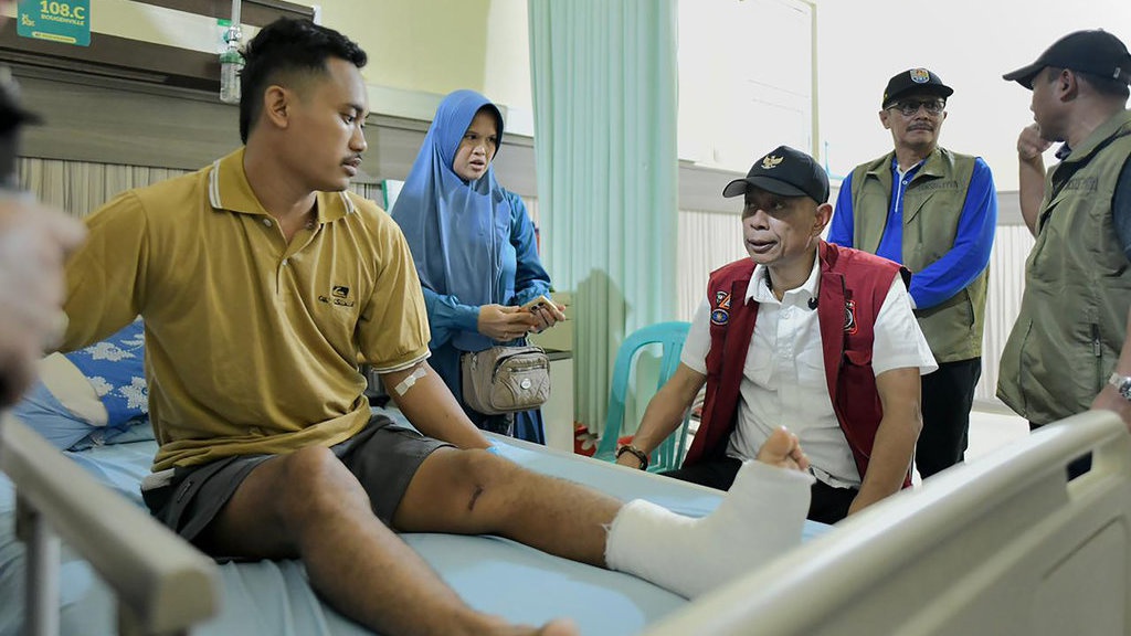 Tinjau Lokasi Longsor Cilacap, Wamensos Salurkan Bantuan