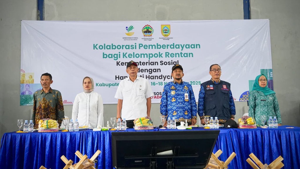 Wamensos Tinjau Pelatihan KPM di Pemalang Bikin Kerajinan Ekspor Wamensos Tinjau Pelatihan KPM di Pemalang Bikin Kerajinan Ekspor