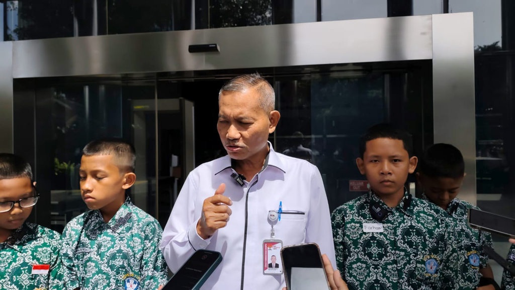 KPK Undang 6 Anak SD Viral Temukan Ponsel & Diberikan ke Polisi KPK Undang 6 Anak SD Viral Temukan Ponsel & Diberikan ke Polisi