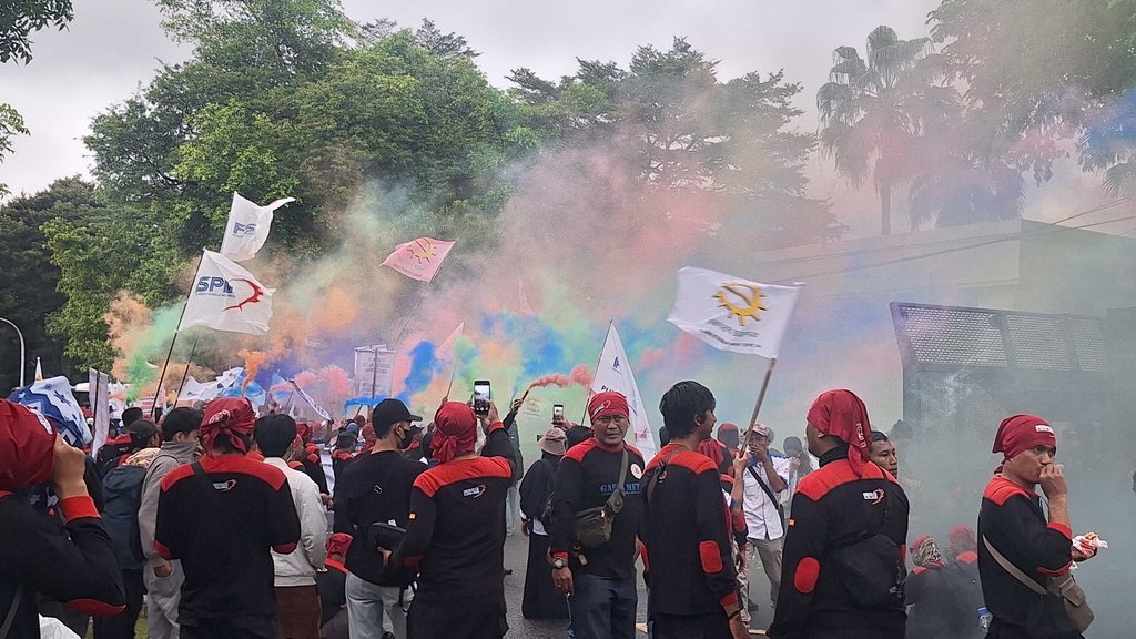 Buruh Gelar Aksi Demo di Depan Gedung Mahkamah Agung Buruh Gelar Aksi Demo di Depan Gedung Mahkamah Agung