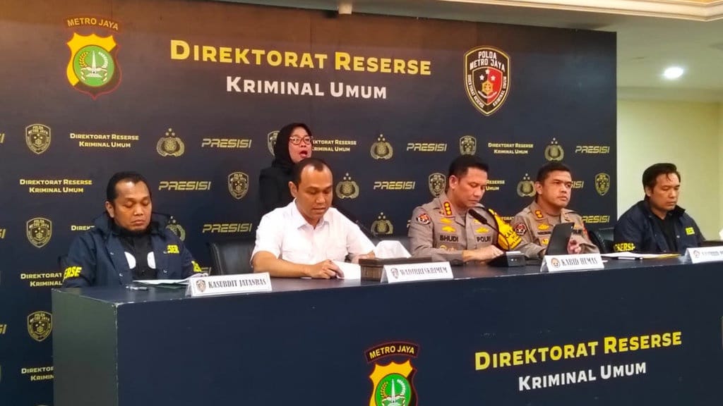 Polda Metro Jaya Tangkap Pelaku Love Scamming dan Penganiayaan Polda Metro Jaya Tangkap Pelaku Love Scamming dan Penganiayaan