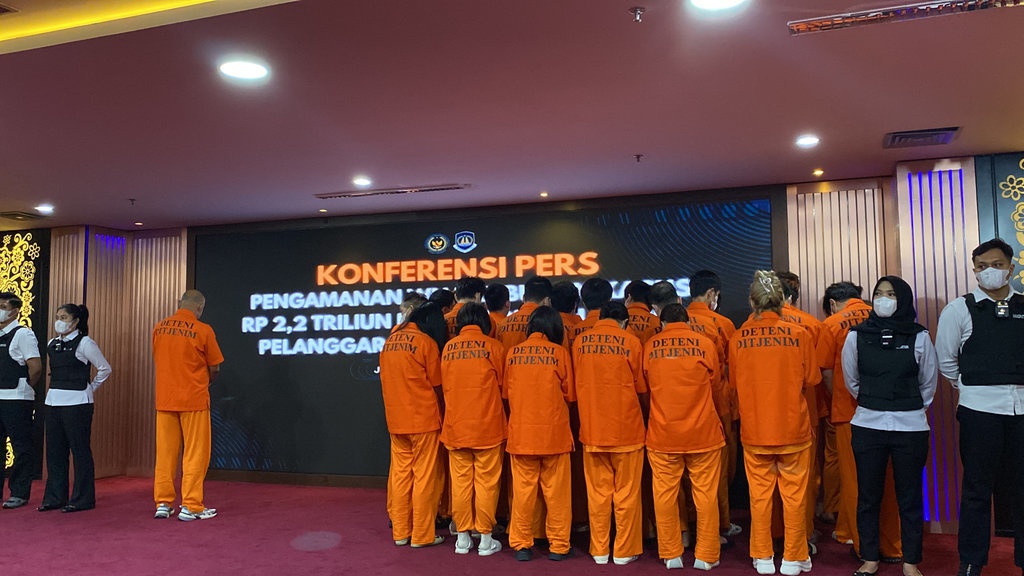 Imigrasi Bekuk Buronan Pemerintah Cina di Kasus Korupsi Rp2,2 T Imigrasi Bekuk Buronan Pemerintah Cina di Kasus Korupsi Rp2,2 T