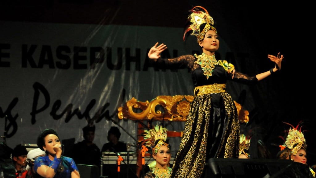Pertunjukan Tari Jaipong Sunda.