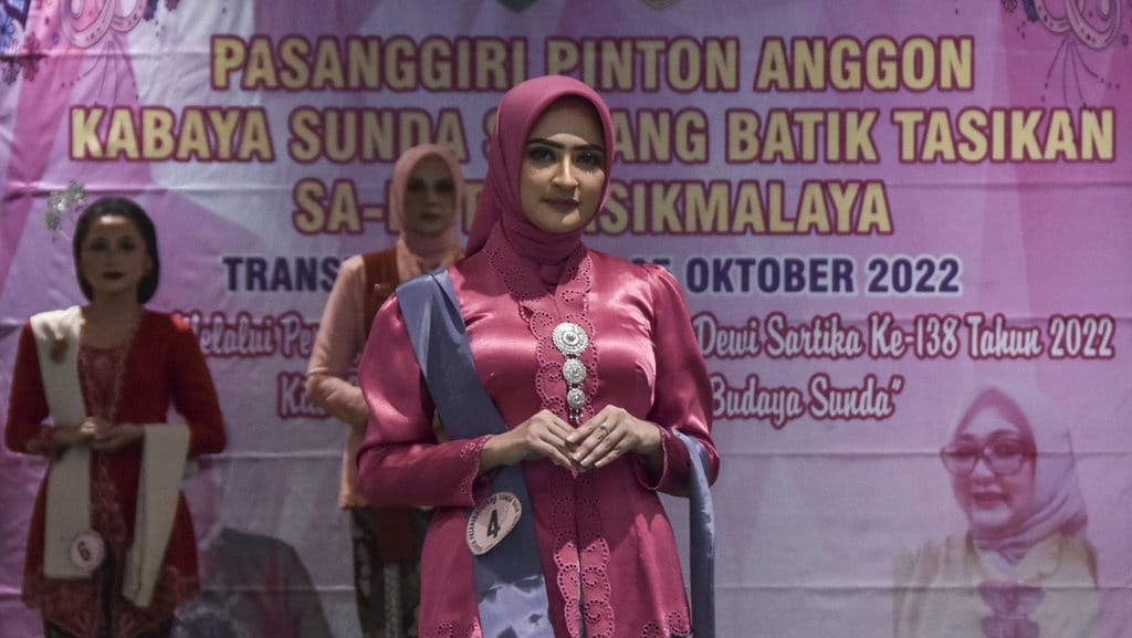 Kebaya dan Sinjang batik dalam peragaan busana.