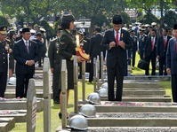 Presiden Jokowi Ziarah ke Kalibata Peringati Hari Pahlawan