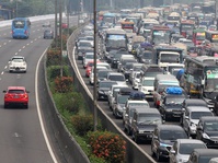 Arus Lalu Lintas di Tol Jakarta-Cikampek Macet Panjang