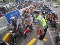 Mereka yang Tak Bisa Libur saat Lebaran