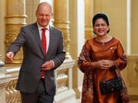 Menyimak Gaya Busana Ibu Negara Indonesia