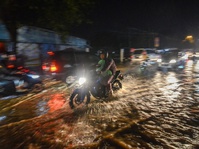 Banjir Bandang Seret 17 Mobil Sampai Bertumpuk di Cicaheum Bandung