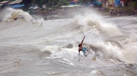Libur Lebaran, Pantai di Padang Diserbu 50.000 Orang per Hari