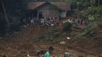 Mensos Tinjau Lokasi Banjir Longsor di Purworejo