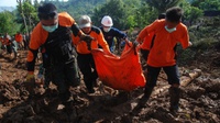Tim SAR Gabungan Evakuasi 7 Korban Tewas Longsor di Bali