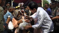 Jokowi Bagikan Sembako ke Warga Kurang Mampu di Karanganyar