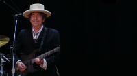 Bob Dylan Terima Hadiah Nobel di Acara Kecil dan Sederhana