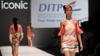 Indonesia-Malaysia Bergandengan di Jakarta Fashion Week