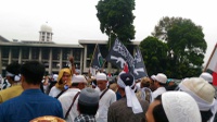 Pendemo Makin Memadati Masjid Istiqlal