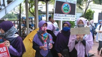 Demonstran Bagi Makanan, Karyawan Kantor Pulang Lebih Awal