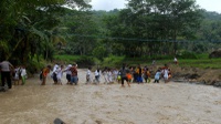 Pelajar Menyebrang Sungai di Sukabumi