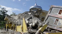 Warga Aceh Tetap Khusyuk Salat Jumat Di Antara Reruntuhan