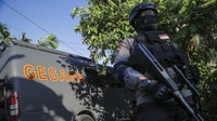 Densus 88 Geledah Rumah Terduga Pelaku Bom Kampung Melayu