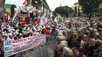 Massa FPI Geruduk Polda Metro untuk Kawal Rizieq Shihab