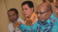 Gubernur Papua Diizinkan Keluar Makan Saat Diperiksa Polisi