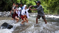 Siswa Menyeberangi Sungai Untuk Bersekolah