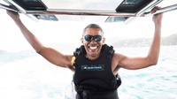 Lepas dari Gedung Putih, Barack Obama Mencoba Kiteboard