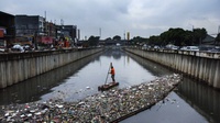 Membersihkan Aliran Sungai di Ibukota