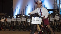 Jokowi Bagi-bagi Sepeda Ontel Di Tanah Bumbu
