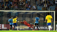 Tiga Gol Paulinho Beri Kemenangan Brazil atas Uruguay