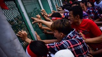 Massa Pendukung Ahok Ricuh di Depan Rutan Cipinang
