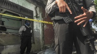 Densus 88 Geledah Rumah Pelaku Bom Kampung Melayu di Jabar