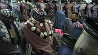 Ide Outfit Lebaran untuk Pria: Jubah Haramain dan Peci Pakistan