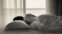 Studi: Satu dari Empat Pasangan Tidur Pisah Ranjang karena Stres