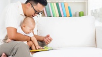 Memetik Manfaat dari Memperkenalkan Buku pada Bayi