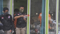 Polisi Geledah Rumah Guru Mengaji Pelaku Bom Kampung Melayu