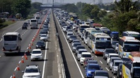 Kendaraan Arus Balik Mulai Padati Tol Jakarta-Cikampek