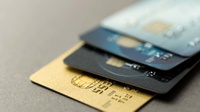 Membandingkan Transaksi Tunai, Debit, dan Kredit 