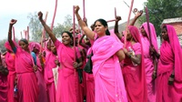 Gulabi Gang: Pentungan Bambu untuk Pelaku Perkosaan