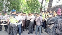 Polisi Masuk Paksa ke Gedung LBH untuk Bubarkan Seminar 1965