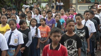 Anak-Anak Pengungsi Gunung Agung Kembali Bersekolah